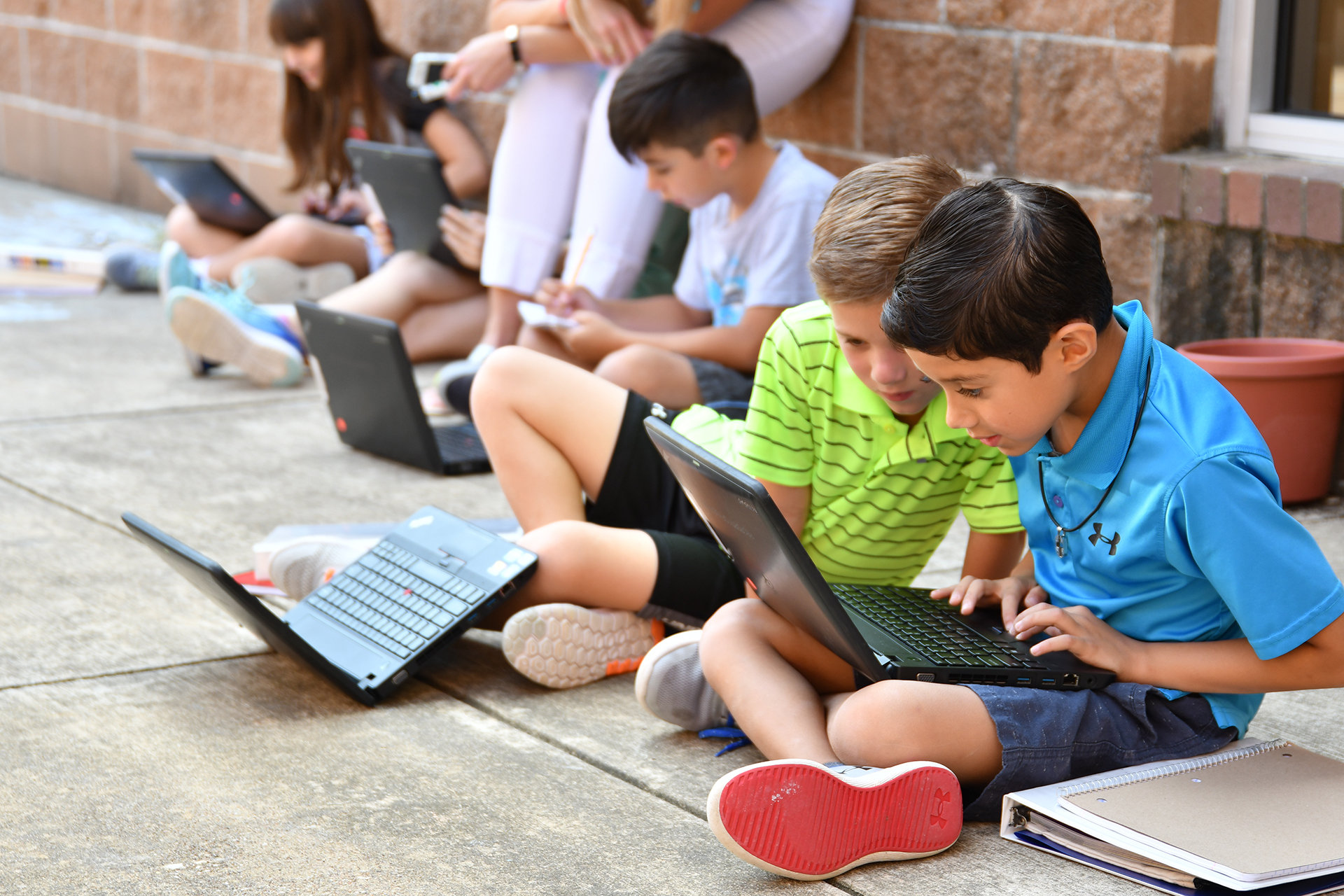 Modern educational. New Technologies in School. Цифровой класс. Картинка Classroom Management. Using Technology in the English language Classroom.